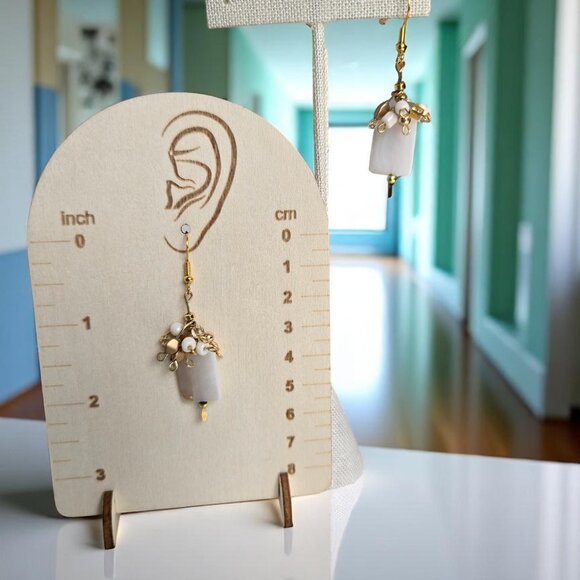 Mother of Pearl Drop earring with white and gold beads - Picture 4 of 4
